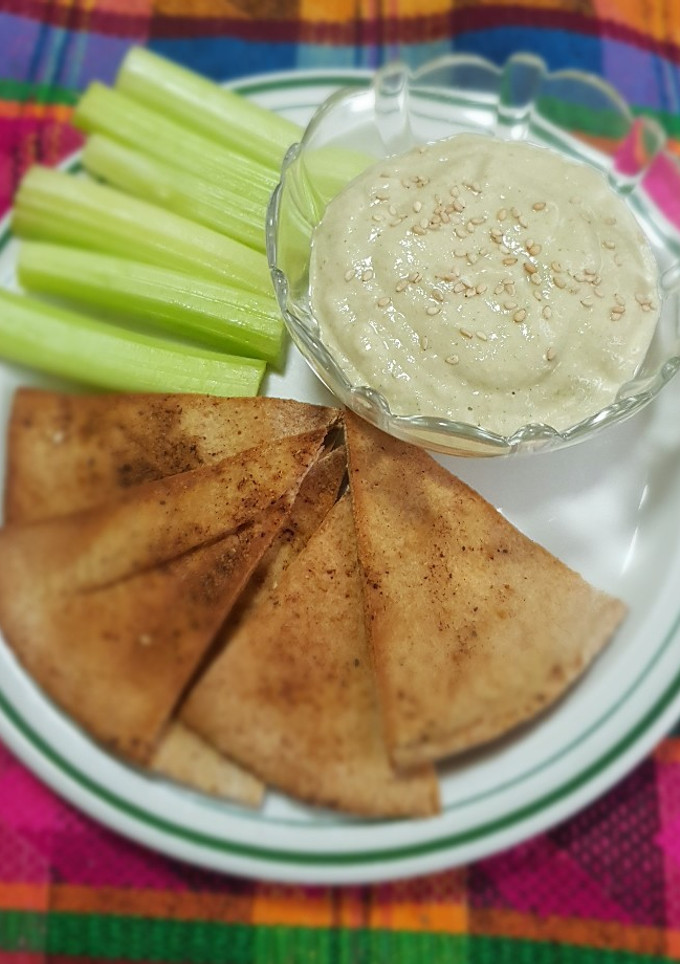 Una foto de Dip de tallos de acelga tipo hummus