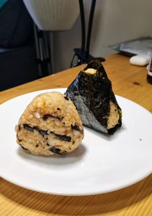 รูปของ ข้าวปั้นรสสาหร่ายคอมบุตุ๋นและปลาแห้ง Kombu no Tsukudani Onigiri 昆布の佃煮おにぎり