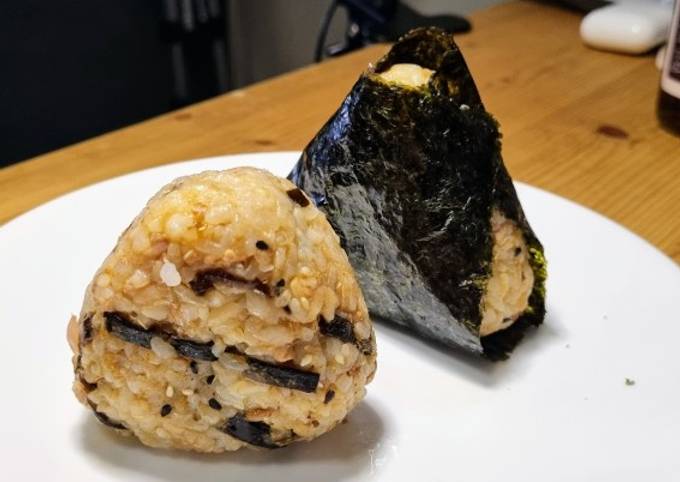 รูปหลักของสูตร ข้าวปั้นรสสาหร่ายคอมบุตุ๋นและปลาแห้ง Kombu no Tsukudani Onigiri 昆布の佃煮おにぎり
