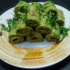 A picture of Spinach khandvi.