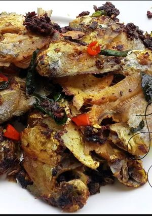 A picture of Crispy Fried Fish With Dry Sou Curried Sauce.