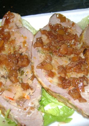 Una foto de Tapa de asado rellena acompañada con cebollas a la miel