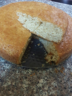 A picture of Lemon Vanilla Cake.