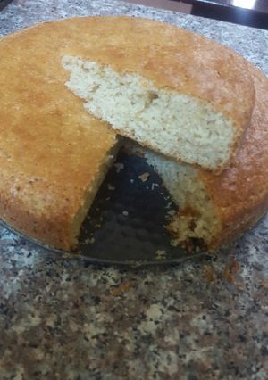 A picture of Lemon Vanilla Cake.