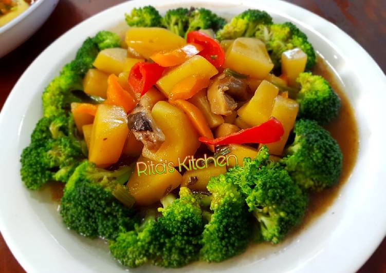 Bagaimana Menyiapkan Vegetarian Broccoli saos jamur, Enak