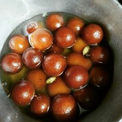 A picture of Gulab jaman.