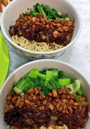 Foto resep Mi ayam jamur simple! Ala Bey - Lengkap dgn kondimen2 nya