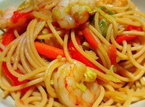 Foto principal de Espaguetis estilo chino con gambas