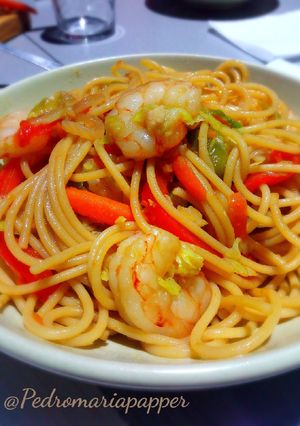 Una foto de Espaguetis estilo chino con gambas