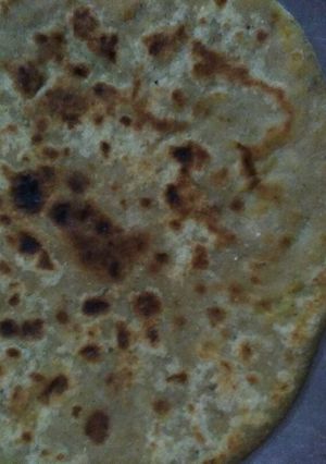 बाजरा मक्के गेहु मिक्स स्टफ आलू गोभी के पराठे रेसिपी मुख्य फोटो