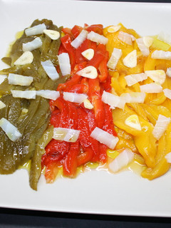 Una foto de Ensalada de pimientos asados con bacalao