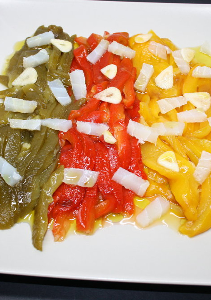 Una foto de Ensalada de pimientos asados con bacalao