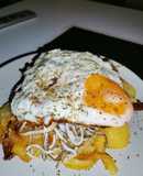 Patatas al ajo cabañil con gulas y huevo frito
