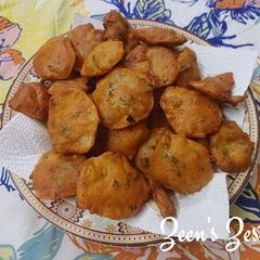 A picture of Aloo Pakoras with Methi.