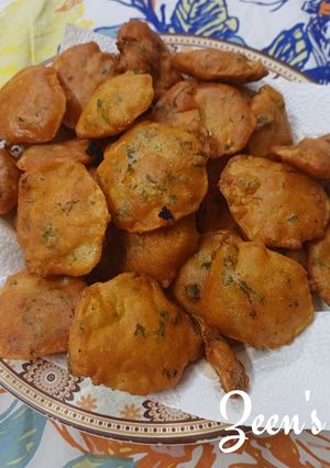 A picture of Aloo Pakoras with Methi.