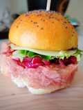 Simmenthal burger, con maionese, cipolle caramellate, formaggio e insalata