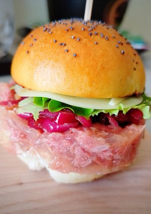 Foto di Simmenthal burger, con maionese, cipolle caramellate, formaggio e insalata