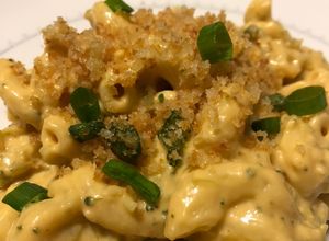 Una foto de Mac & cheese (fideos con queso) y brócoli 🥦🧀