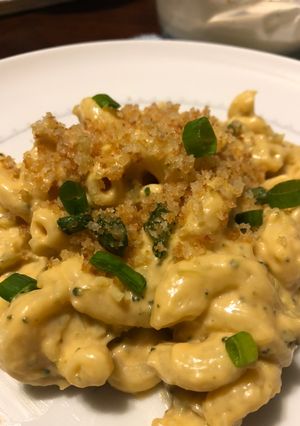 Una foto de Mac & cheese (fideos con queso) y brócoli 🥦🧀