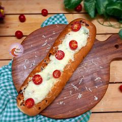 A picture of French bread boat.