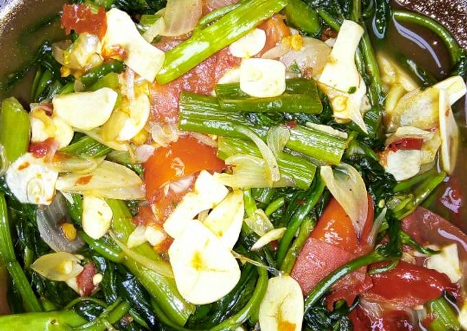 Cara Gampang Menyiapkan Cah kangkung sederhana nikmat, Enak Banget