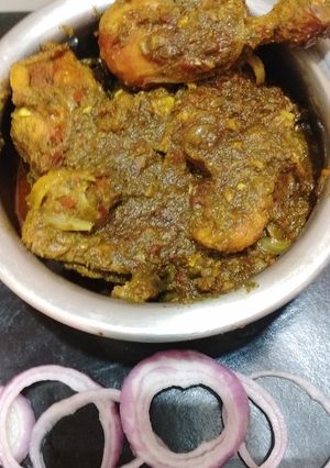 A picture of Handi Palak Chicken.