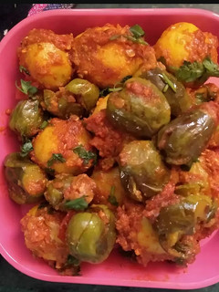 ભરેલા રીંગણ બટાકા નું શાક (Bharela Ringan Bataka Shak Recipe In Gujarati) રેસીપી મુખ્ય ફોટો