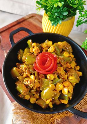 स्वीट कॉर्न शिमला मिर्च की सब्जी(sweet corn capsicum dry sabji recipe in Hindi) रेसिपी मुख्य फोटो