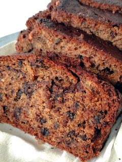 Una foto de Banana bread {con mantequilla de cacahuete, chocolate y nueces}