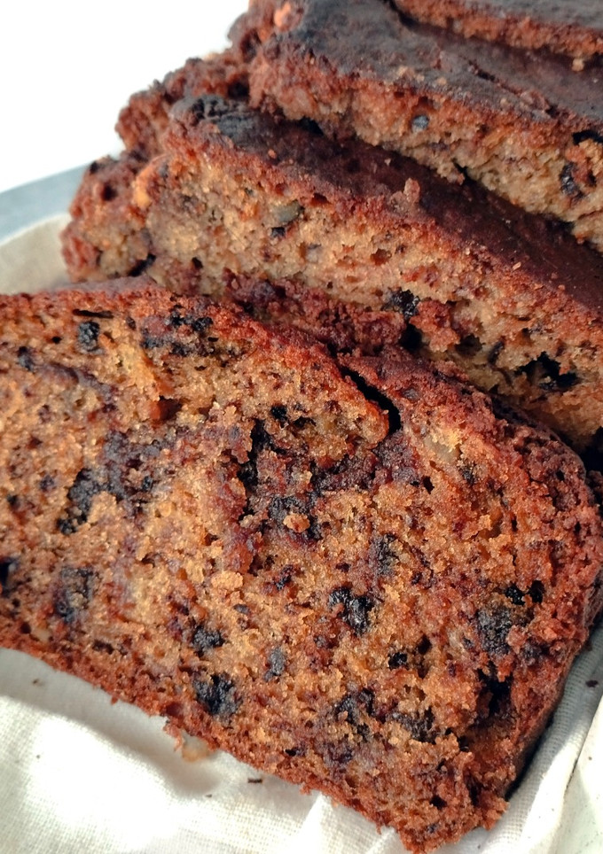Una foto de Banana bread {con mantequilla de cacahuete, chocolate y nueces}
