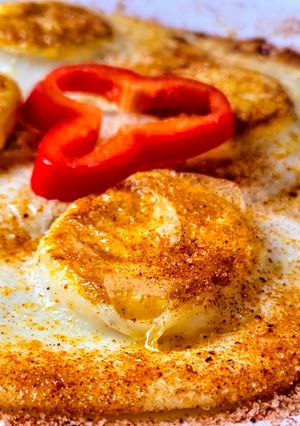Una foto de Huevos a la sal de pimentones 🥚 sal de paprika, pimentón ahumado y picante 🌶️