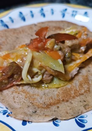 Una foto de Tortitas de avena rellenas de verduras, queso y atún