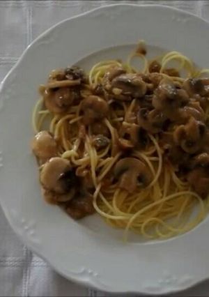 Una foto de Spaghetti con almendras y champiñones