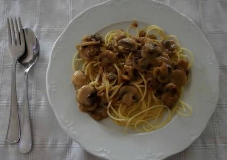 Spaguetti con almendras y champiñones