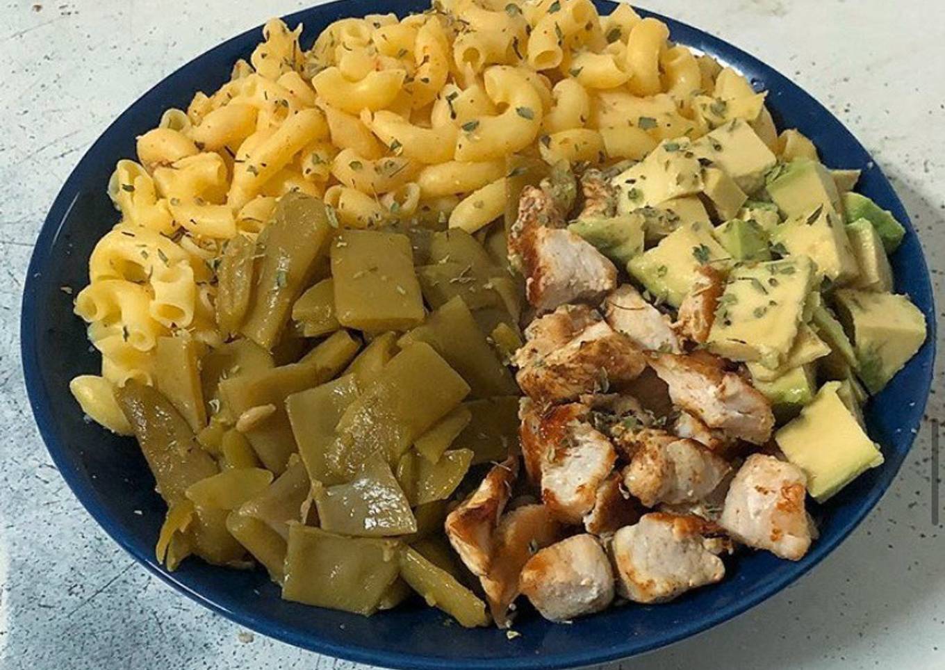 Pasta con aguacate, pollo y judías