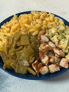 Una foto de Pasta con aguacate, pollo y judías