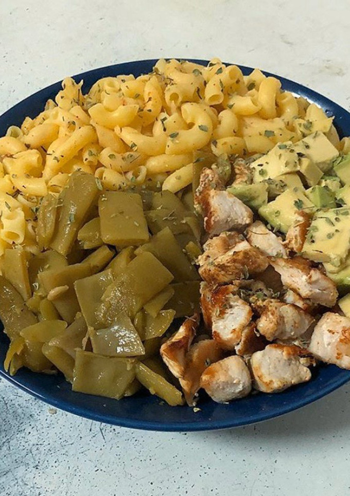 Una foto de Pasta con aguacate, pollo y judías