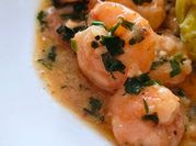 Una foto de camarones al ajo con mantequilla