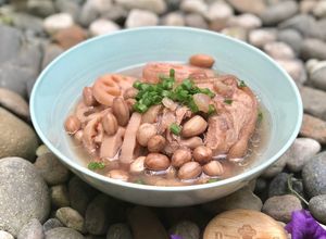 Hình của món Canh Giò Heo Hầm Đậu Phụng Củ Sen.