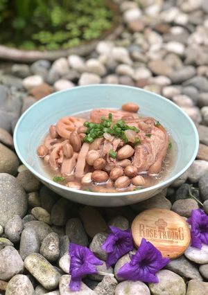 Hình của món Canh Giò Heo Hầm Đậu Phụng Củ Sen.