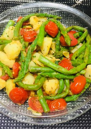 Una foto de Vegetales  al ajillo con Espárragos, tomatito Cherry, Patatas!