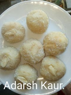 नारियल के लड्डू (nariyal ke Ladoo recipe in Hindi) रेसिपी मुख्य फोटो