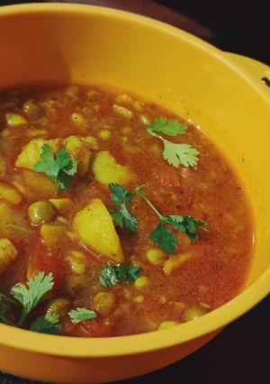 मटर आलू की सब्जी (Matar aloo ki sabzi recipe in Hindi) रेसिपी मुख्य फोटो