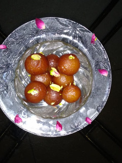 ગુલાબ જાંબુ (Gulab Jamun Recipe In Gujarati) રેસીપી મુખ્ય ફોટો