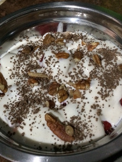 Una foto de Fresas con crema con un toque de cacao y nuez