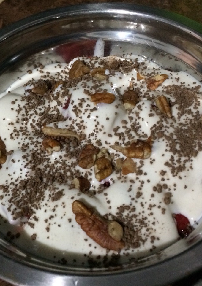 Una foto de Fresas con crema con un toque de cacao y nuez