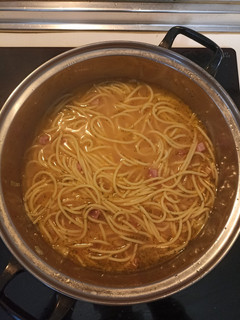 Una foto de Fideos largos con Jamón