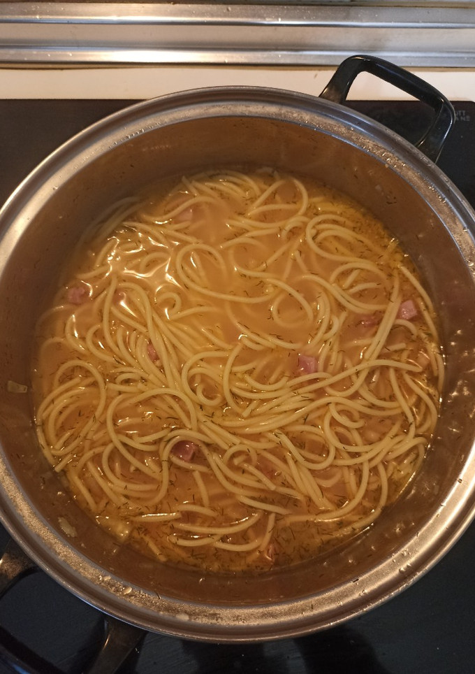 Una foto de Fideos largos con Jamón