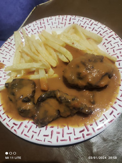 Una foto de Carrillada en salsa con papas