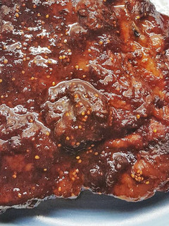 Una foto de Costillar de cerdo con salsa de higos verdes